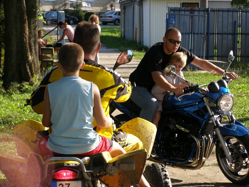 dtsk den - dcka sa vozja na motorkch, a tykolce 